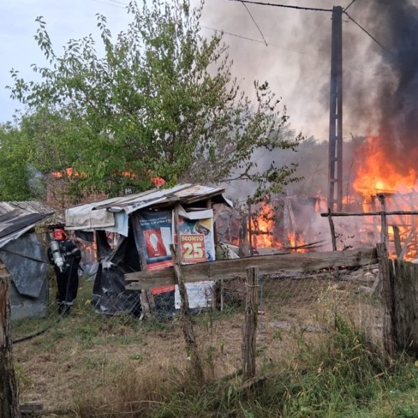 Incendiu într-o comună vâlceană: o butelie a explodat exact când au ajuns pompierii!