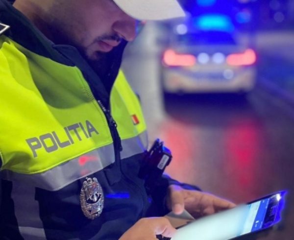 Prins la volan, fără permis, cu proprietara mașinii lângă el