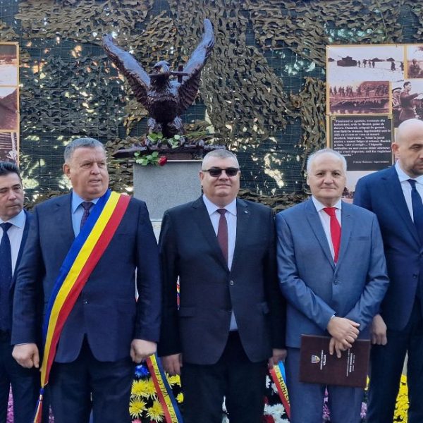Prefectul Mihai Oprea, alături de militarii vâlceni cu prilejul Zilei Armatei Române