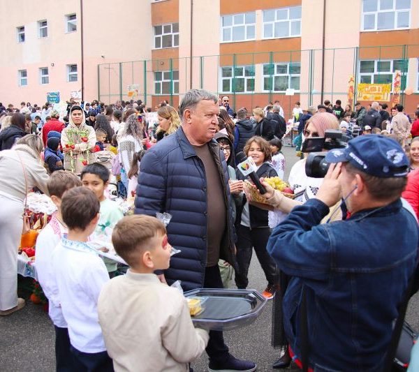 Mircia Gutău și Eusebiu Vețeleanu, în mijlocul elevilor de la Școala Gimnazială nr. 13, la Târgul de Toamnă