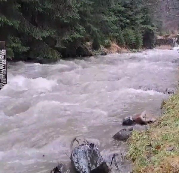 VIDEO. Debite crescute pe râurile din Argeș. Deversări controlate din lacurile de acumulare