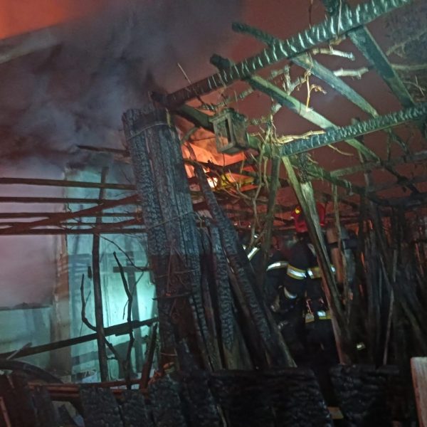 Incendiu provocat de un scurt circuit electric, într-o comună vâlceană