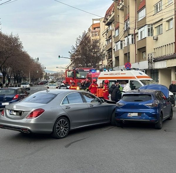 Accident rutier în Râmnic: o șoferiță rănită, transportată la spital