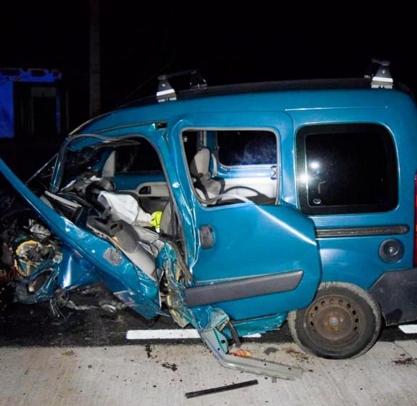 Un adolescent de 17 ani, băut și fără permis, s-a răsturnat cu mașina