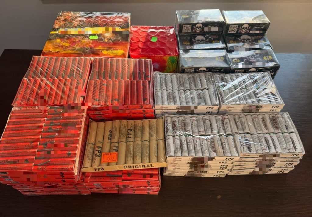 Peste 4.000 de articole pirotehnice, confiscate de jandarmi la Târgul de Crăciun din Drăgășani