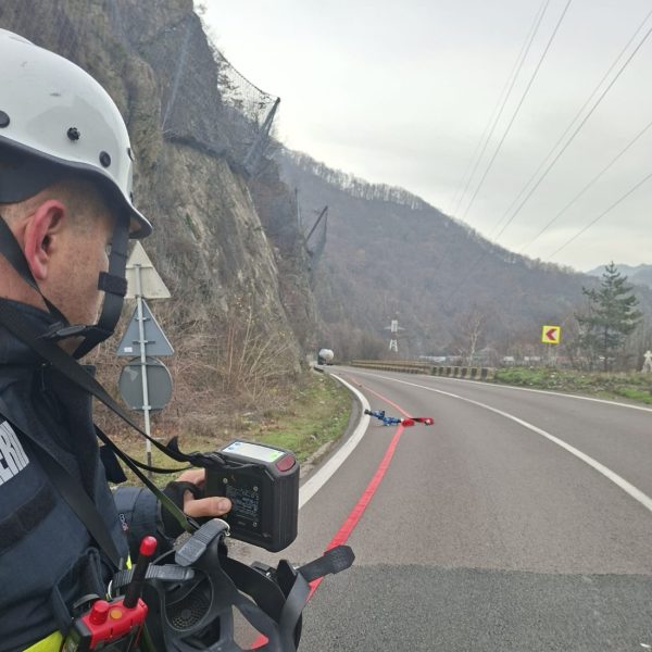 UPDATE/// Alertă pe Valea Oltului: scăpări de gaz dintr-o autocisternă. Trafic blocat și mesaj RO-ALERT transmis populației