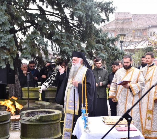 ÎPS Varsanufie, Arhiepiscopul Râmnicului, a oficiat Te Deum-ul de Ziua Națională la Statuia Independenței
