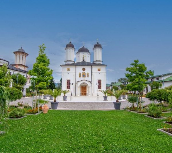 Arhiepiscopia Râmnicului: Posturi clericale vacante în protoieriile Râmnicu Vâlcea și Drăgășani