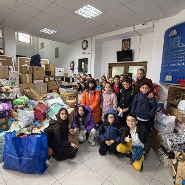 Arhiepiscopia Râmnicului: Aproximativ 1000 de pachete cu daruri pentru copiii care nu au avut șansa de a trăi o copilărie lipsită de griji au fost distribuite în luna decembrie