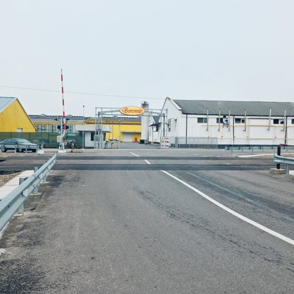 Primăria Râmnicu Vâlcea: S-a finalizat amenajarea cu dale elastice a trecerii de cale ferată de pe strada Drumul Gării