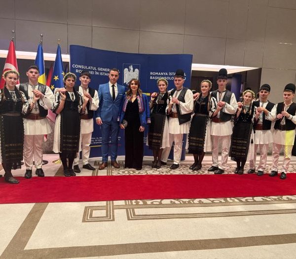 Ansamblul „Miorița” și elevii „Școlii de Arte” Vaideeni au reprezentat comuna Vaideeni și implicit România la Istanbul și Izmir de 1 Decembrie