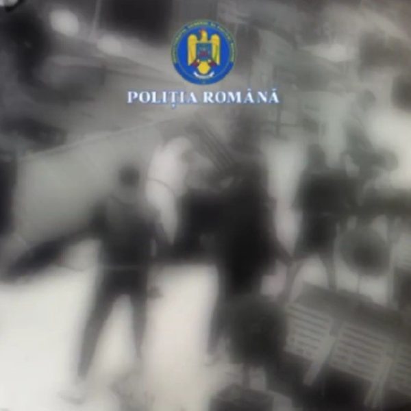 VIDEO. 11 tineri reținuți, după o bătălie în Argeș Mall. Totul ar fi pornit de la o fată