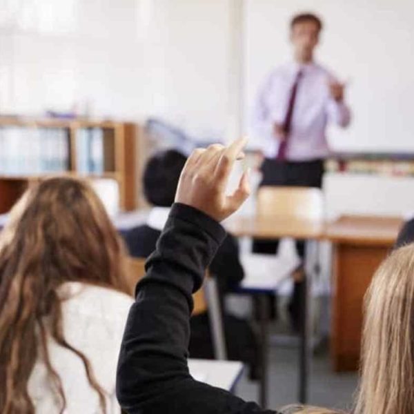 Educația, reglată din mers: ce se schimbă pentru profesori, universități și licee