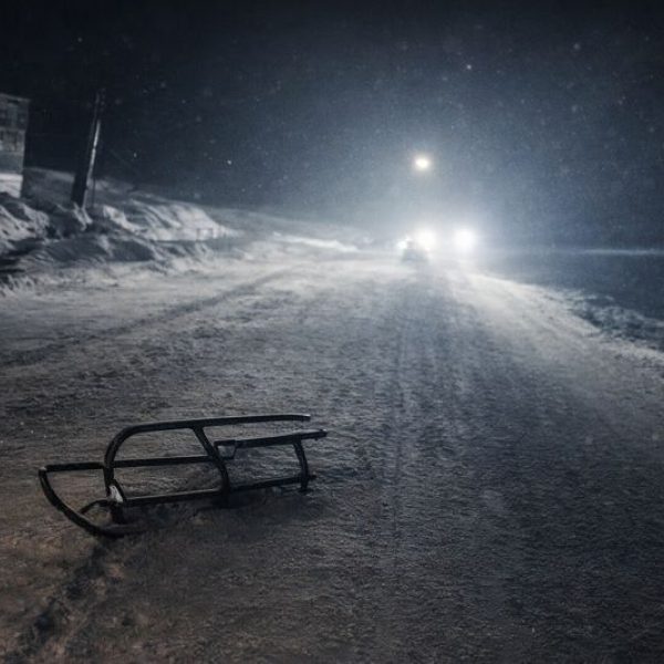 Tragedie pe un drum județean, în Olt: adolescent mort după ce sania trasă de o mașină a izbit un cap de pod
