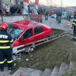 O șoferiță a rupt un stâlp de electricitate. În mașină se afla și fetița ei