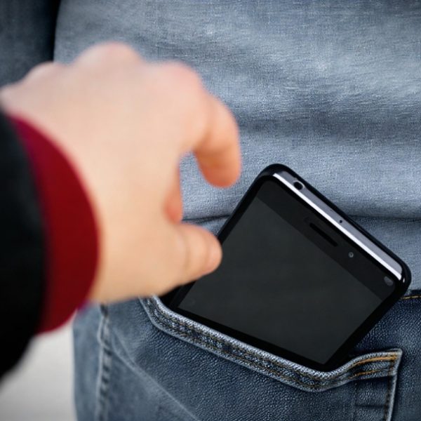 Hoț prins în gară, la Pitești, după ce a furat un telefon