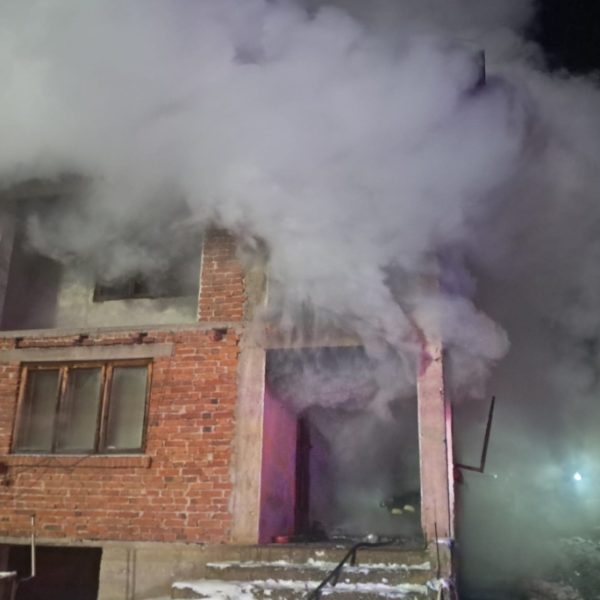 Incendiu la Budeasa. Un bărbat a murit în propria locuință