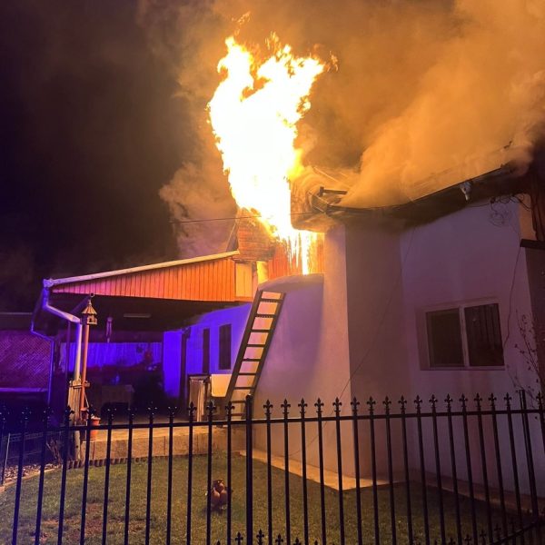 Trei ore de luptă cu focul, la Călinești. O casă, afectată serios de incendiu
