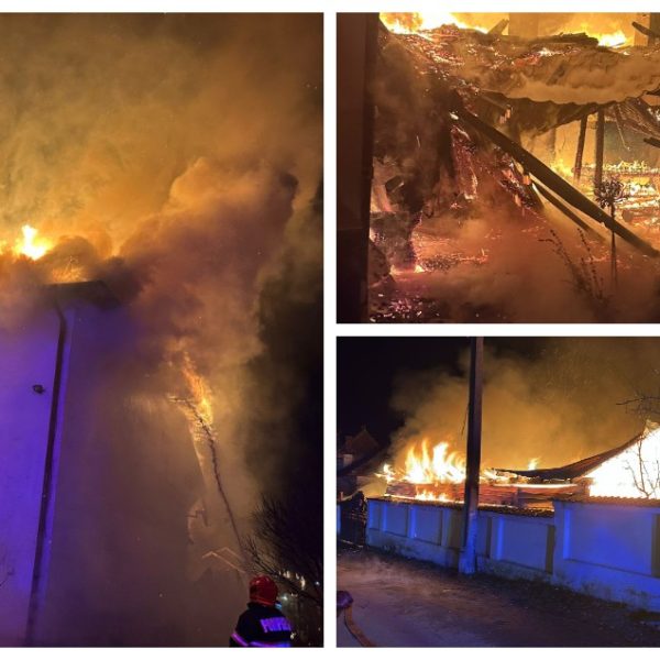 Incendiu puternic, la primele ore ale dimineții. Flăcările au cuprins anexe și acoperișul unei case
