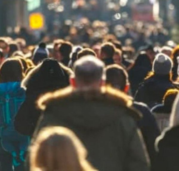 România pierde 94.000 de locuitori în 2025: natalitatea scade, mortalitatea rămâne ridicată