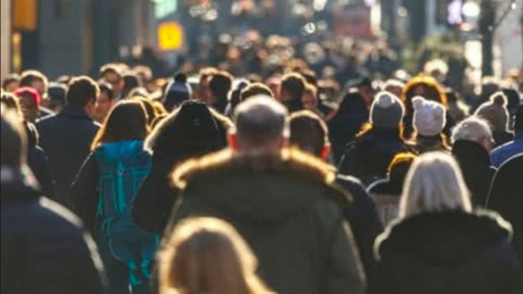 România pierde 94.000 de locuitori în 2025: natalitatea scade, mortalitatea rămâne ridicată