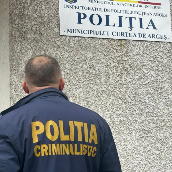 Borsetă cu 7.500 de lei, găsită pe stradă, înapoiată proprietarului de un polițist aflat în timpul liber