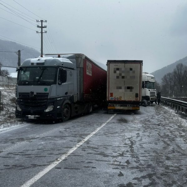 Trafic blocat pe Centura Călimănești, după un accident între două camioane