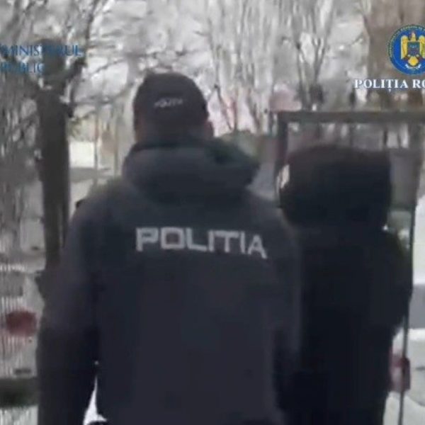 Furt de 10.000 de euro și bijuterii dintr-o locuință din Slatina. Un bărbat din Râmnicu Vâlcea, reținut