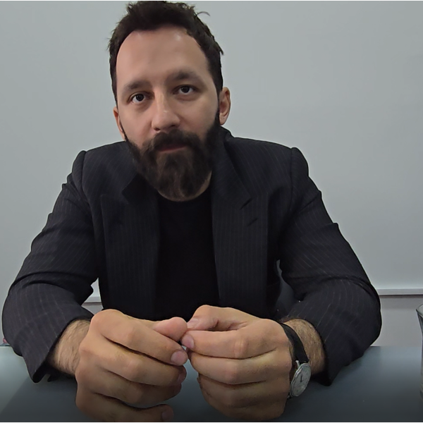 De ce îl atacă presa din Vâlcea pe Tavi Costin, actor, regizor și manager al Teatrului Anton Pann ?