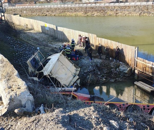 Un șofer turc a fost rănit după ce a intrat cu TIR-ul în șanț, pe DN7