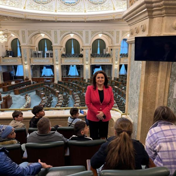 Senatorul Andra Bica i-a primit la Palatul Parlamentului pe elevii Școlii Gimnaziale Orlești