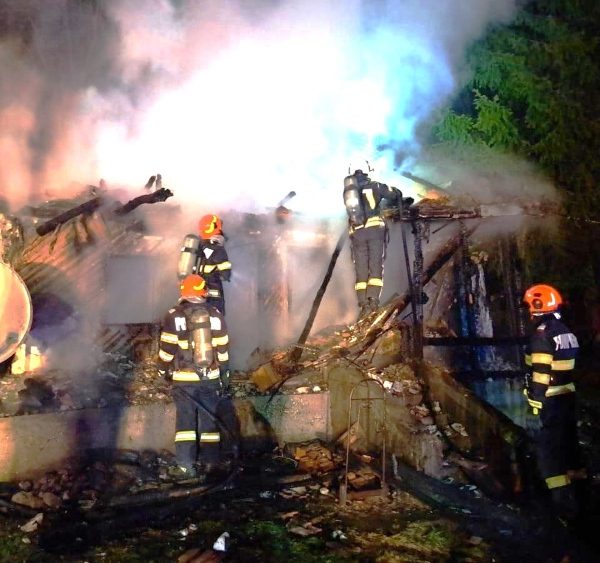 Incendiu violent într-o comună din Argeș. Un bărbat de 69 ani, găsit carbonizat