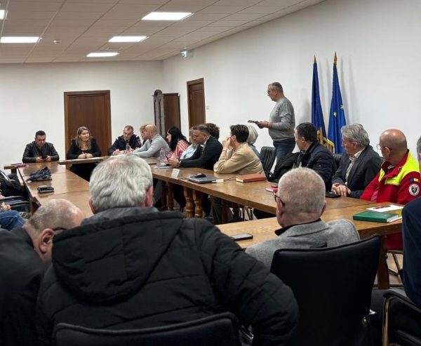 Alertă de poluare la Vidraru. Prefectul a convocat Comitetul pentru Situații de Urgență