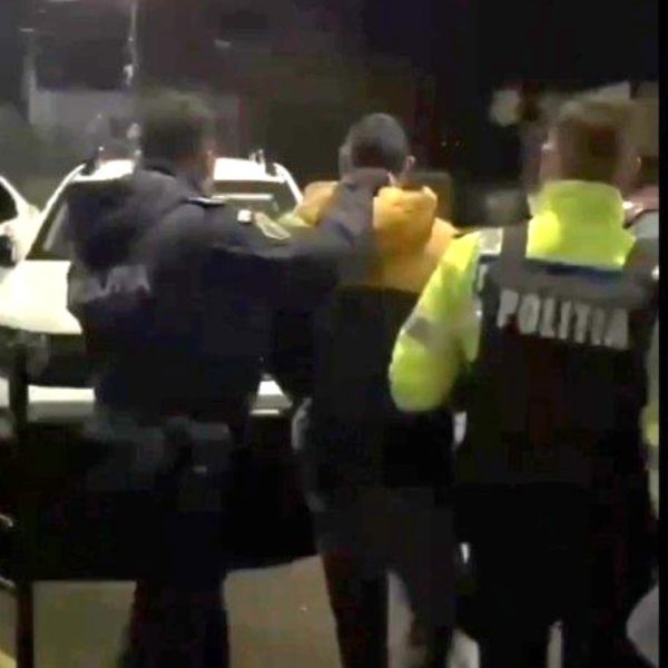 Șofer fără permis, cu mașină radiată și numere false, reținut după ce a încercat să fugă de polițiști
