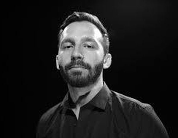 Tânărul director Tavi Costin, de la Teatrul ”Anton Pann”, tratat pe nedrept ca un infractor de către tânărul director de ziar Crișu Popescu