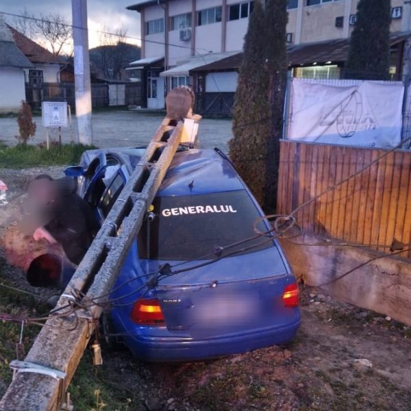 Accident la prima oră, în Argeș: un tânăr de 18 ani a lovit un stâlp care s-a prăbușit peste mașină