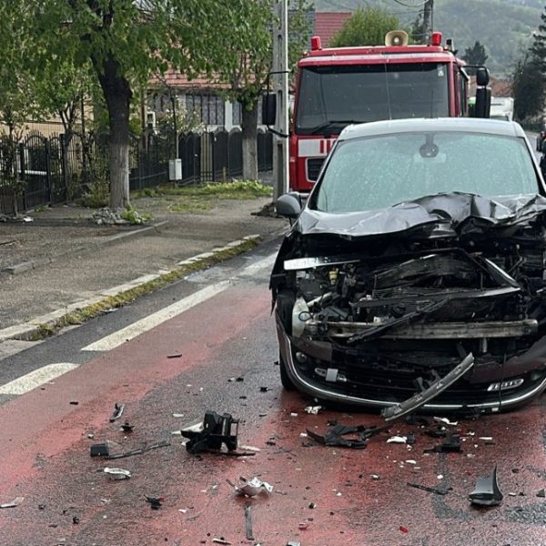 Accident pe DN7, la Călimănești. Tânărul șofer care l-a provocat a ajuns la spital