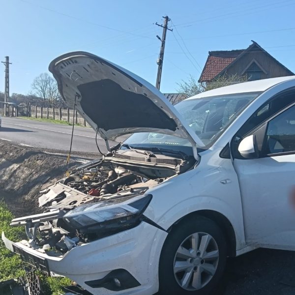 Accident la Dedulești: șoferul a ajuns la spital după ce a intrat cu mașina într-un cap de pod