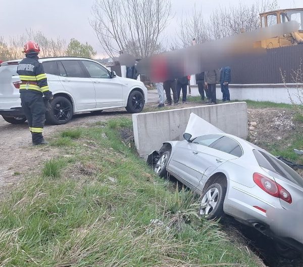 Accident pe DN73: o șoferiță a ajuns la spital după ce a intrat cu mașina în șanț