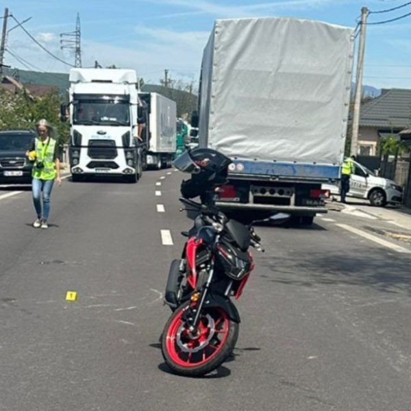 Accident pe DN7, în Râmnicu Vâlcea: o motociclistă de 17 ani, rănită după impactul cu două vehicule