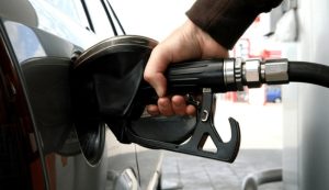 Bărbat din Olt, prins după ce-a dat ”țeapă” la o benzinărie din Argeș. Mașina avea numere false