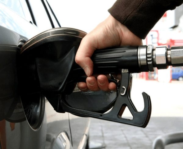 Bărbat din Olt, prins după ce-a dat ”țeapă” la o benzinărie din Argeș. Mașina avea numere false