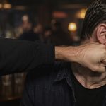 Bărbat reținut după o bătaie într-un bar din Brezoi: victima a ajuns inconștientă la spital