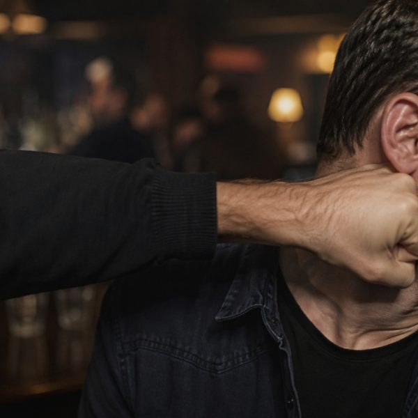 Bărbat reținut după o bătaie într-un bar din Brezoi: victima a ajuns inconștientă la spital