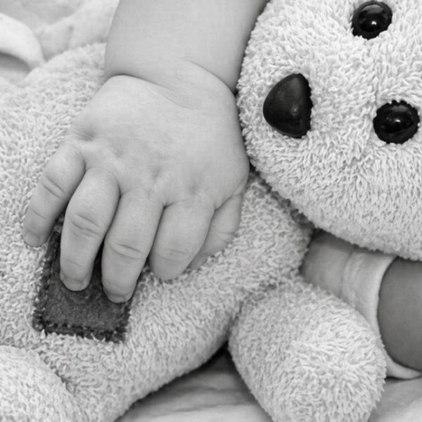 Caz cutremurător în Vâlcea: bebeluș de 9 luni mort. Anchetă pentru omor după rezultatul necropsiei