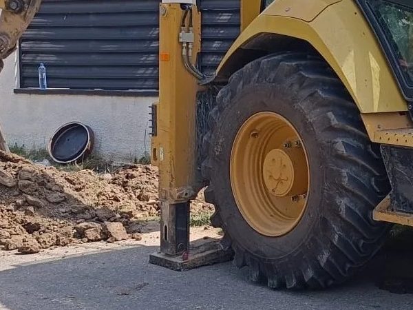 Tragedie pe un șantier din Argeș: muncitor de 53 ani, decedat după ce a fost lovit de un buldoexcavator
