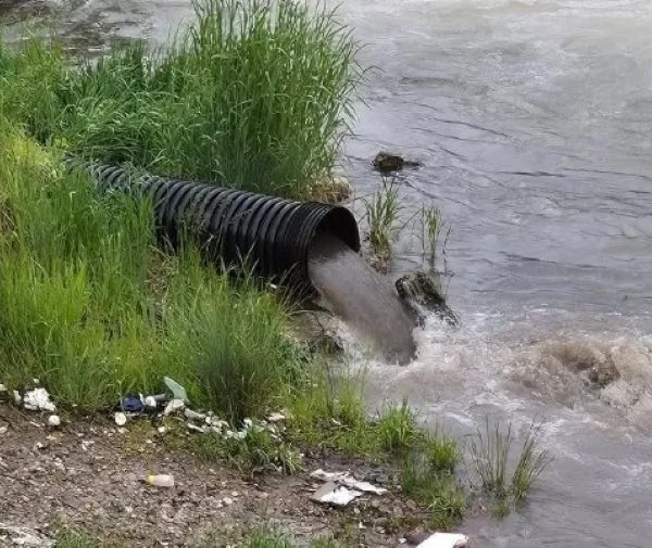 Anchete de mediu în Argeș: gropi cu deșeuri și deversări suspecte în Râul Doamnei