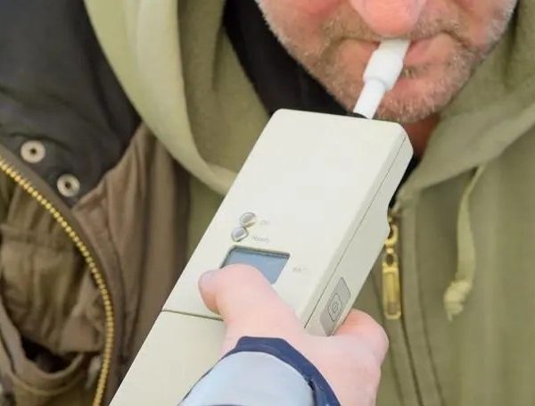 „Rupt” de beat la volan, oprit de polițiști în Vâlcea