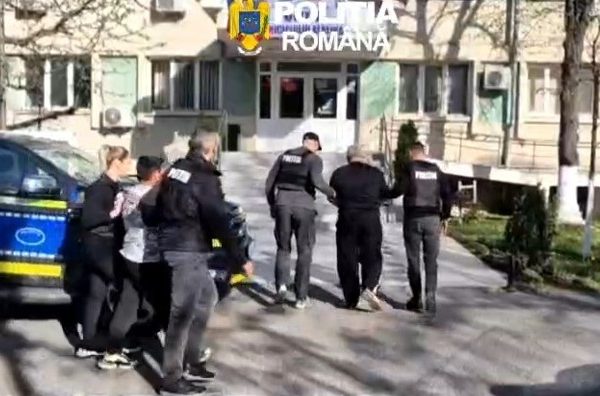 Cruzime revoltătoare! Doi bărbați, cercetați după ce un câine a fost găsit mort și legat de un copac