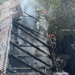 Incendiu într-o gospodărie din Perișani. Flăcările au cuprins o anexă și acoperișul casei